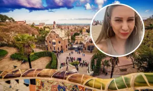 Kobieta na plaży w Barcelonie, w tle Park Güell. Czy w Barcelonie jest bezpiecznie? Tak, to piękne miasto!