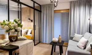 Długi salon: 10 trików, by optycznie go skrócić i urządzić!