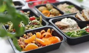 Catering dietetyczny: Co to jest? Zalety, wady i jak wybrać dietę pudełkową
