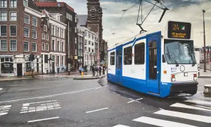 Tram numer 817 na linii 24 w Amsterdamie, symbol komunikacji miejskiej.