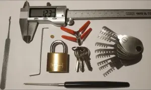 Jak otworzyć kłódkę bez kluczyka - skuteczne metody i ryzyka