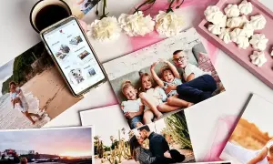 Telefon z aplikacją do zamawiania fotoproduktów, zdjęcia rodzinne, kubek kawy i bezy. Sprawdź, ile kosztuje wywołanie zdjęcia!