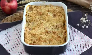 Un invitante crumble di mele appena sfornato, dorato e croccante, pronto per essere gustato.