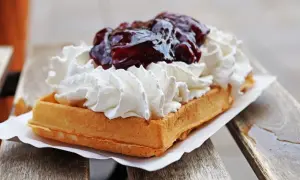 Gofry nad morzem: Ile naprawdę kosztują? Uniknij paragonu grozy!