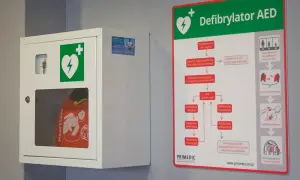 Defibrylator AED: Jak działa i jak ratuje życie? Prosty przewodnik