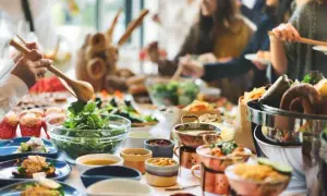 Catering na 30 osób: Ile kosztuje? Sprawdź ceny i oszczędności