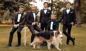 Eleganccy panowie w smokingach i stylowe buty do smokingu, towarzyszy im pies.