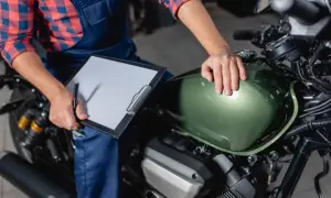 Ile kosztuje przerejestrowanie motoroweru? Zaskakujące opłaty i szczegóły
