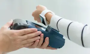 Płatność zbliżeniowa zegarkiem w sklepie we Włoszech. Nowoczesna waluta euro płynie przez technologię.