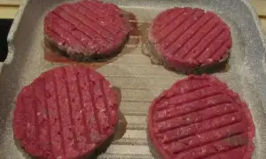 Jak zrobić idealne mięso do burgera, by uniknąć suchych placków