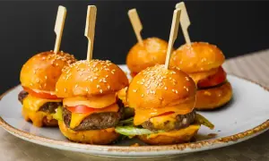 Jak zrobić mini hamburgery, które zachwycą gości na imprezie