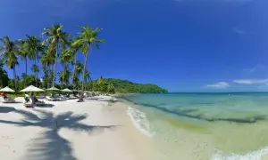 Rajska plaża na Phu Quoc, z palmami, leżakami i turkusową wodą. Czy warto tu przyjechać? Zdecydowanie tak!