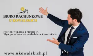 Mężczyzna w garniturze gestykuluje obok logo biura rachunkowego "U Kowalskich".