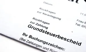 Grundsteuerbescheid für Hamburg. Das Dokument enthält Informationen zur Zahlung und Rückfragen.