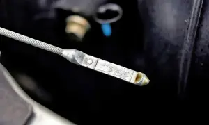 Miarka oleju w Volvo V50 1.6 diesel pokazuje poziom oleju tuż poniżej górnej kreski.