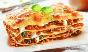 Pyszna lasagna z mięsem mielonym i sosem pomidorowym, idealna do włoska kuchnia przepisy.
