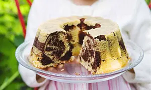 En saftig tigerkaka med chokladmönster, uppskuren och serverad på ett fat. Perfekt för fikat!