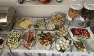 Pyszne śniadanie w Karwi: sery, wędliny, jajka faszerowane, sałatki, rolady i płatki. Idealne karwia noclegi ze śniadaniem.