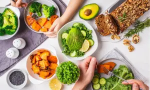 Un repas coloré avec brocolis, patates douces, avocat, salade et pain aux noix, parfait pour le top 10 des aliments riches en fibres.