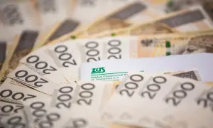 Złote banknoty 200 zł i dokument ZUS. Może to być jednorazowy dodatek dla 100-latka, wsparcie od państwa.