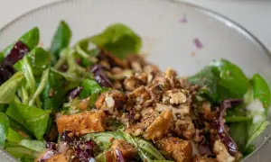 Leckerer Feldsalat mit gebratenem Tofu, Walnüssen und roten Zwiebeln. Ein einfaches Feldsalat Rezept für jeden Tag.