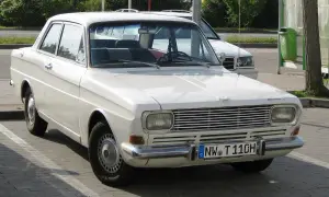 Vit Ford Taunus 12M från 1960-talet parkerad utomhus. Bilen har en klassisk design med kromade detaljer.