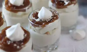 Fluffiga glas med mascarpone dessert, toppad med kolasås och maräng. En dröm för alla sötsugna!