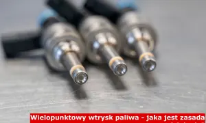 Trzy metalowe wtryskiwacze paliwa z niebieskimi złączkami na szarym tle.