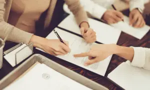 Ile kosztuje zniesienie współwłasności u notariusza? Sprawdź koszty i ukryte opłaty