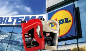 Biltema olja test: två dunkar motorolja, en röd från Biltema och en beige från W5, framför Biltema och Lidl.