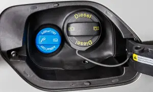 En blå AdBlue-behållare bredvid dieselpåfyllningen. För att veta hur mycket AdBlue man ska fylla på, kolla bilens instruktionsbok.