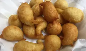 Un mucchio di pittule leverano dorate e fritte, pronte per essere gustate.