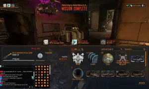 Pantalla de misión completada en Warframe. Un jugador discute el uso de "of course" en el chat.