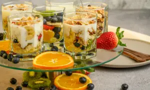 Czy jogurt naturalny z owocami jest zdrowy? Tak, te pyszne desery z jogurtem, owocami i granolą to dowód na to, że zdrowie może być smaczne.