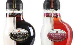 Dwie butelki Sheridan's: oryginalny kawowy i jagodowy. Ten wyjątkowy alkohol zachwyca dwukomorową budową.