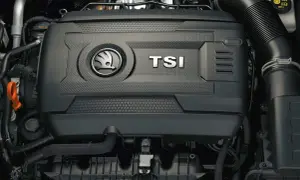 Silnik 1.8 TSI w samochodzie Skoda. Widoczna pokrywa silnika z logo marki i napisem TSI.