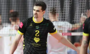 Szymański siatkarz w czarnej koszulce z numerem 2, zdeterminowany na boisku.