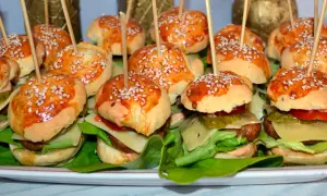 Jak zrobić mini hamburgery? Prosty przepis i triki na imprezę
