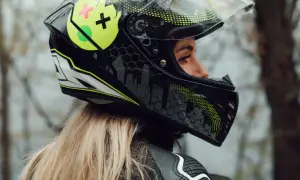 Kask motocyklowy: Jaki kolor wybrać, by być widocznym i bezpiecznym?