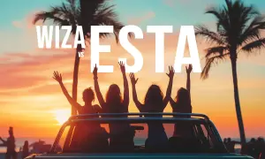 Przyjaciele cieszący się zachodem słońca na plaży, zastanawiający się, ile kosztuje wiza do USA, czy może ESTA wystarczy.