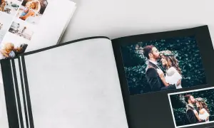 Otwarty album ze zdjęciami pary młodej i rodziny. Świetny pomysł na album, by zachować wspomnienia.