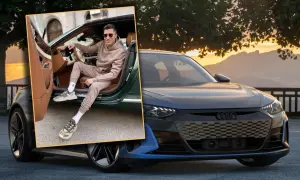 Robert Lewandowski w stylowym dresie i modnych sneakersach pozuje przy luksusowym samochodzie. To jedne z jego wymarzonych samochodów.