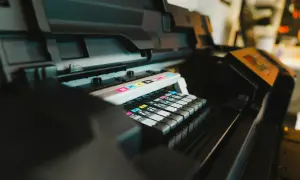 Wnętrze plotera z kolorowymi tuszami (CMYK). Zastanawiasz się, ploter co to? To urządzenie do drukowania wielkoformatowych wydruków.