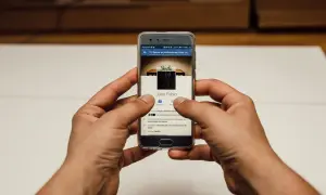Ręce trzymają telefon z profilem Juana Pablo na Facebooku. To jego profilowe na Messengerze, gdzie można zobaczyć jego zdjęcie i informacje.