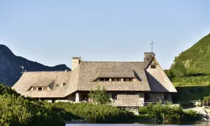 Ile kosztuje nocleg w schronisku? Ceny, zniżki i porady na sezon
