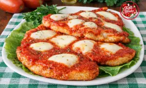Fettine alla pizzaiola con mozzarella filante, un classico piatto italiano che conquista al primo assaggio.