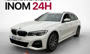 Vit, begagnad BMW 330e kombi med texten "Hemleverans i Sverige inom 24h".
