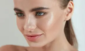 Rozświetlacz do jasnej cery: Jak wybrać i aplikować bez błędów?