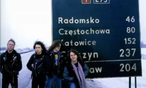 Czterech muzyków zespołu Metallica pozuje przy drogowskazie w Polsce. Może to zapowiedź ich koncertu Metallica Polska 2026?