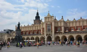 Der Marktplatz in Krakau, ein lebendiges Zentrum nach einer Reise von Breslau. Menschen flanieren vor der historischen Tuchhallen-Architektur.